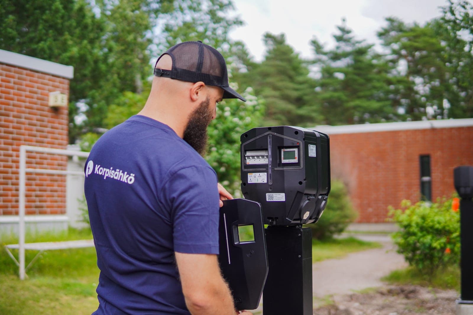 Sähköauton latausasema rivitaloon – opas taloyhtiölle