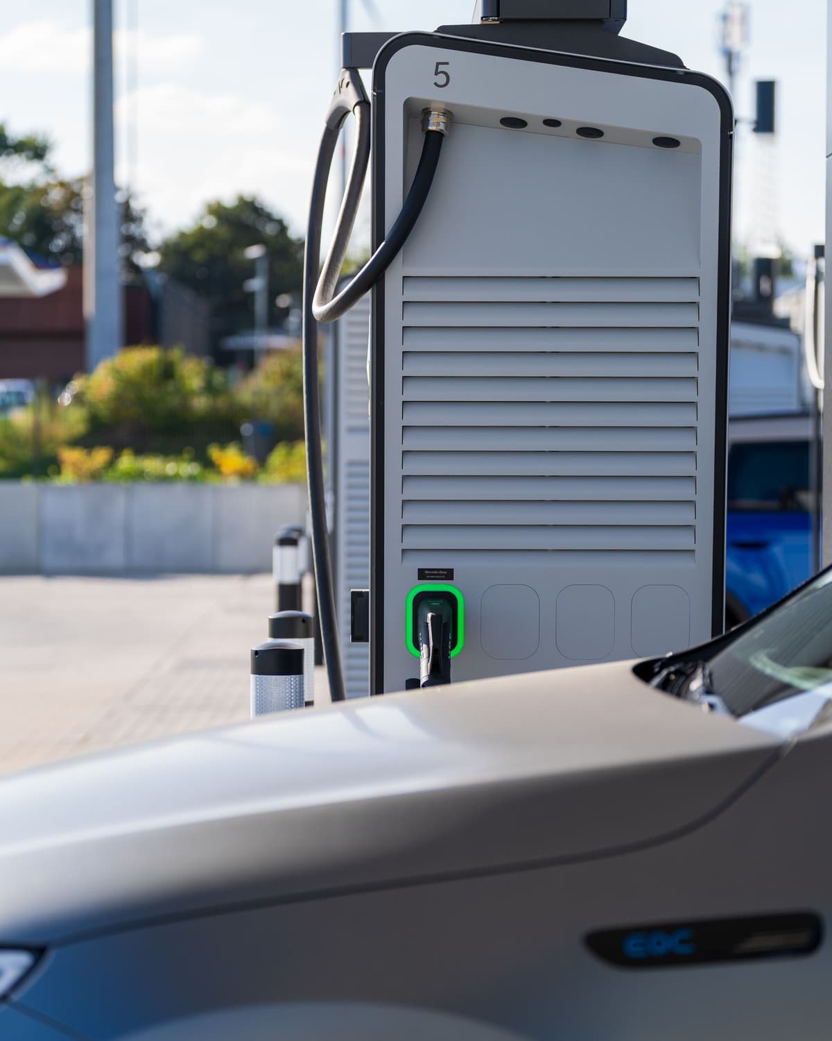 Sähköauto latauksessa DC-pikalatausasemalla