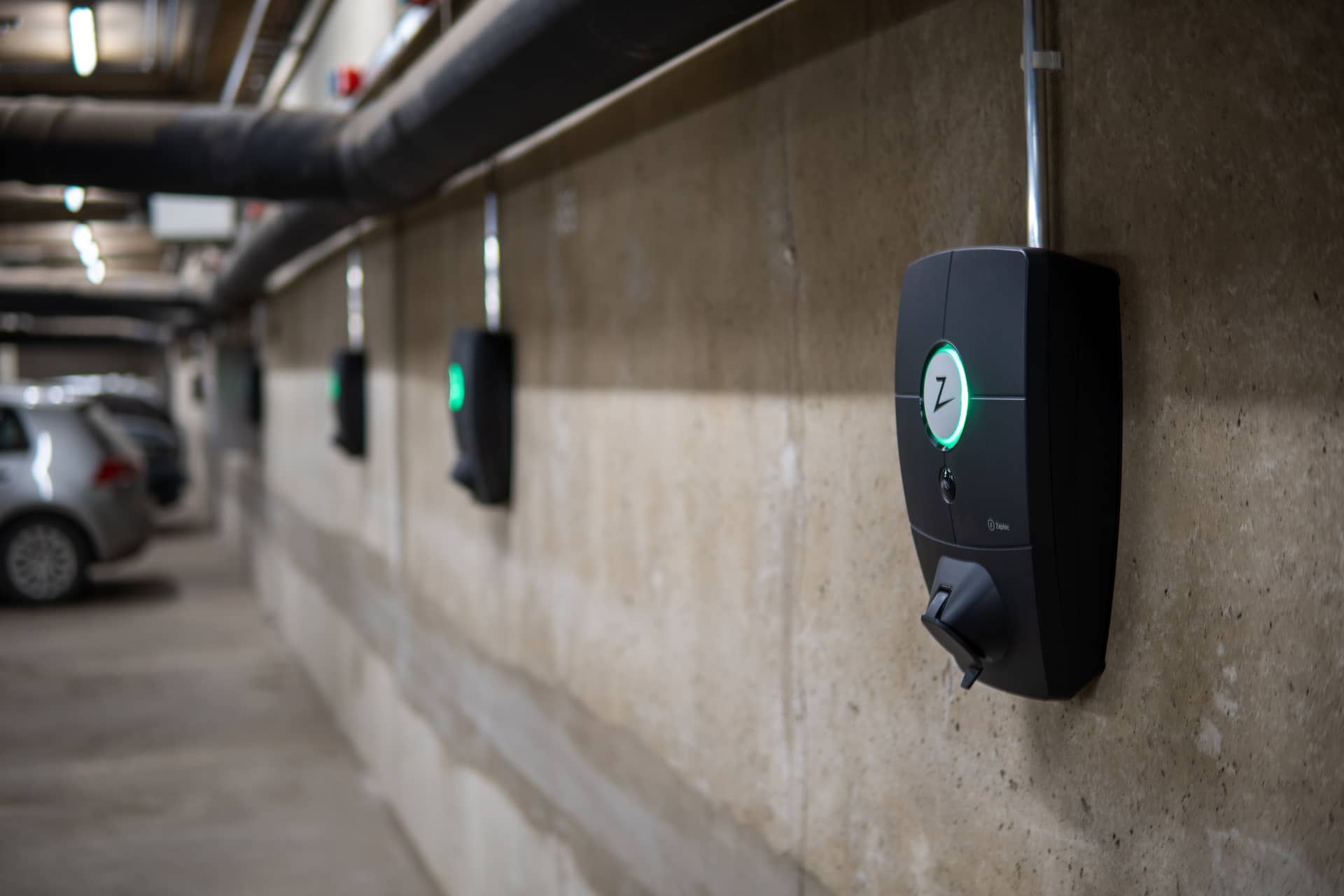 Sähköauton latausasema asennettuna