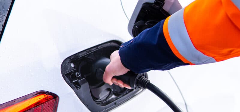 Voiko sähköautoa ladata lämmitystolpasta?