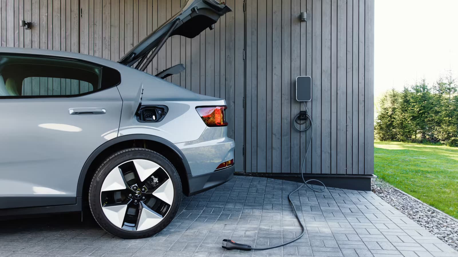 Kotilatausasema sähköautolle – näin valitset oikein