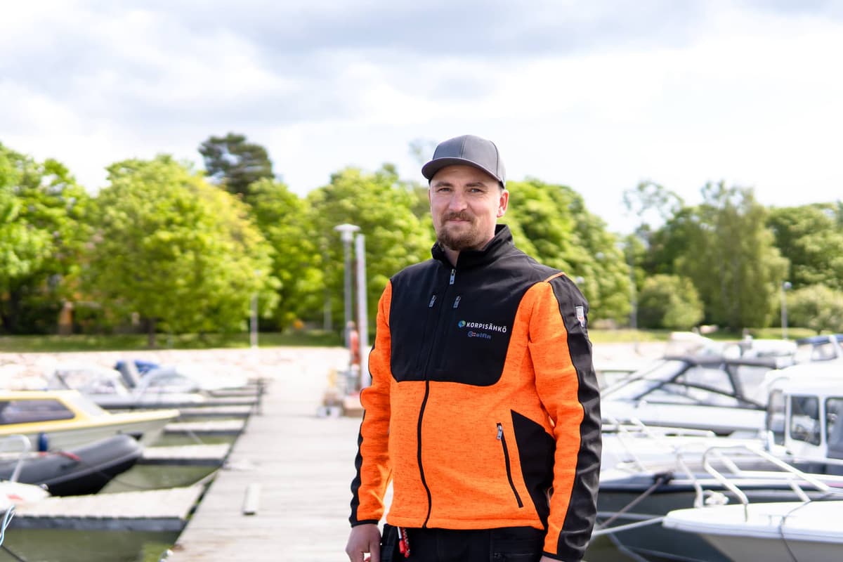 Korpisähkön sähköasentaja asentamassa latausasemaa