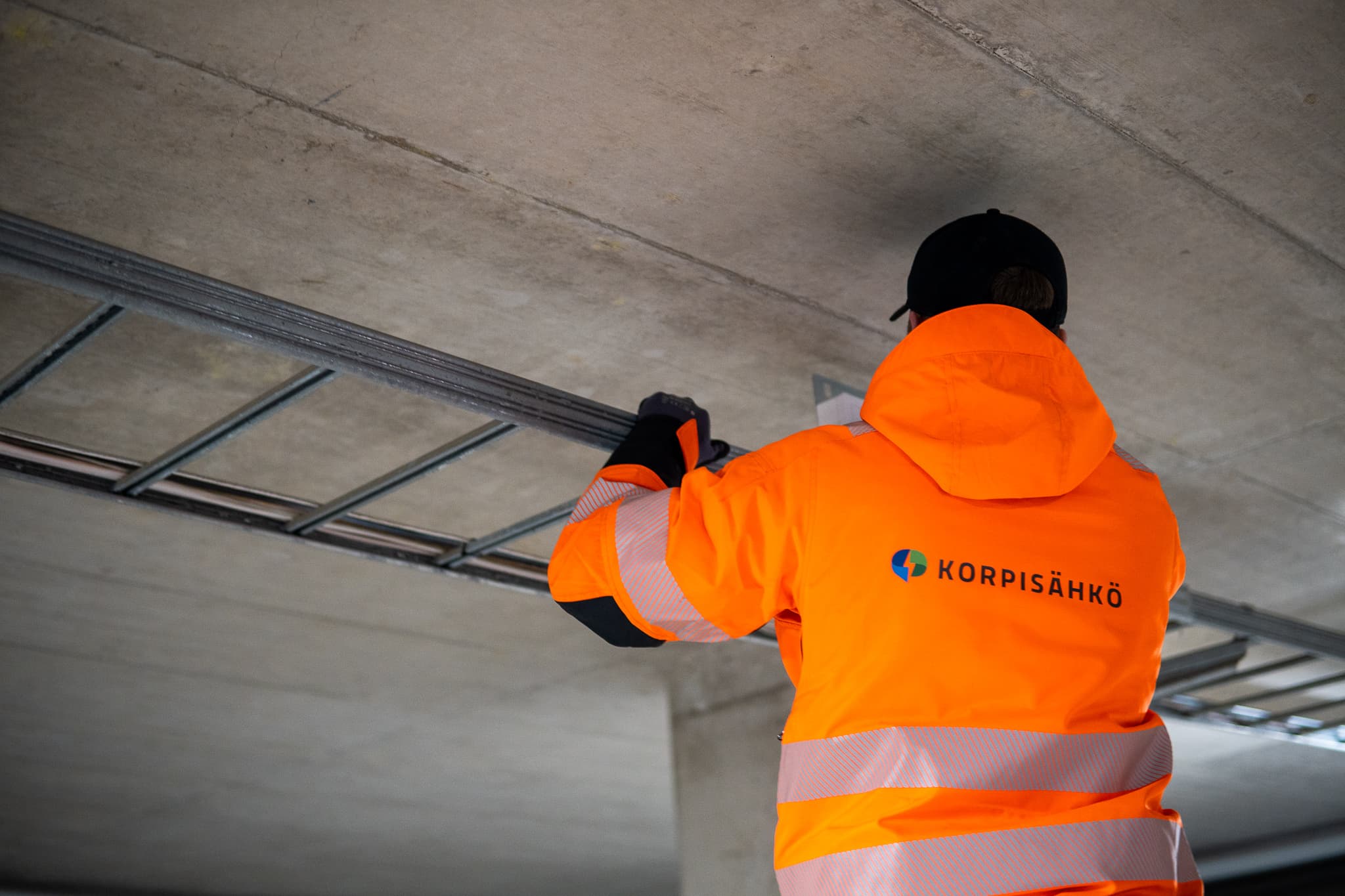 "Hyvässä hengessä" – Korpisähkö toteutti latausinfran As Oy Oulun Sofiaan