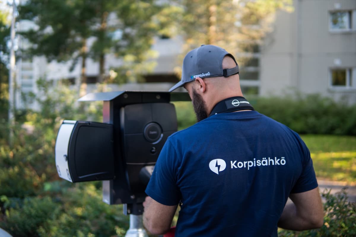 Korpilatauksen asentaja taloyhtiön latausasemalla pääkaupunkiseudulla