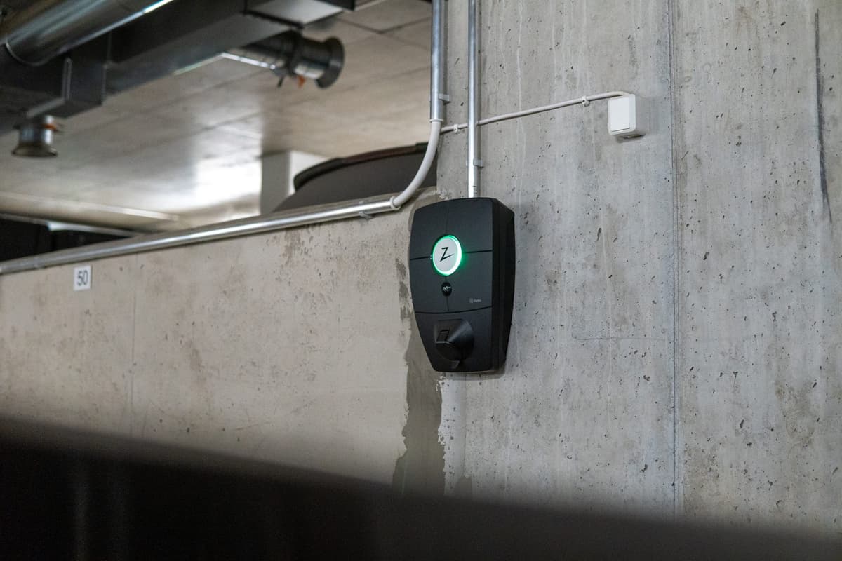 Latausasema autopaikalla oululaisessa taloyhtiössä