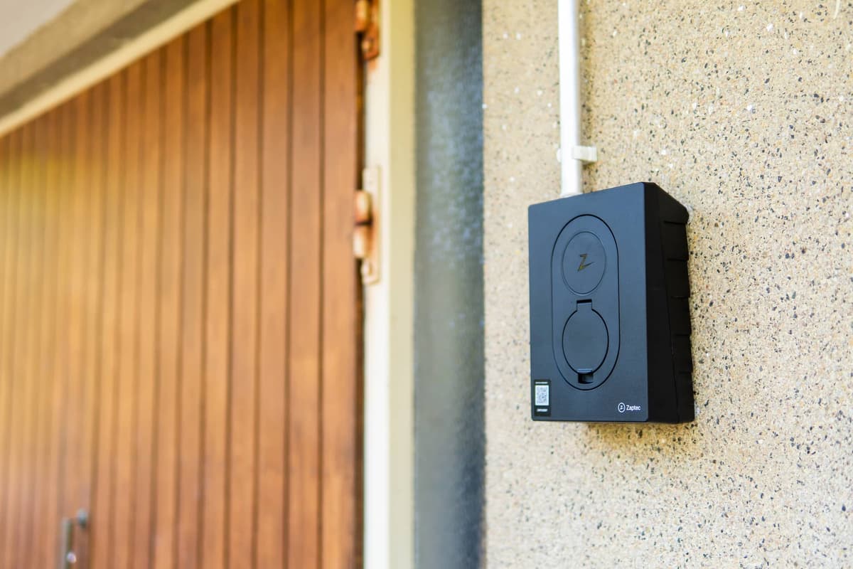 Sähköauton latausasema asennettuna pääkaupunkiseudulla