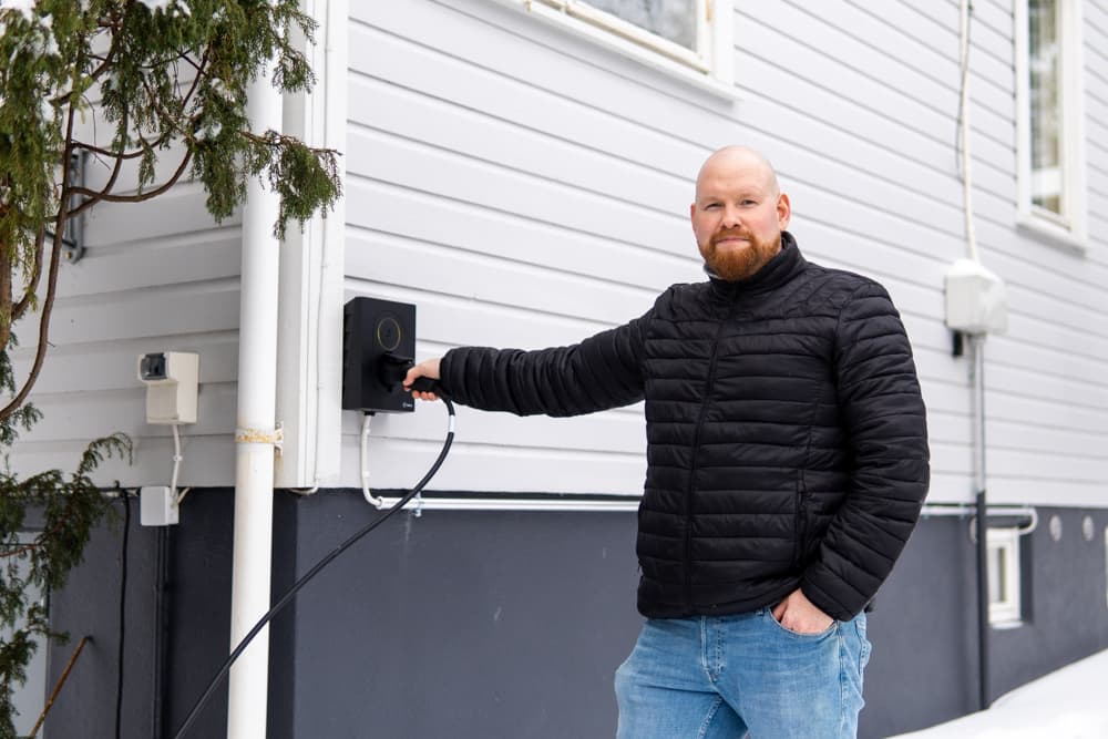 Sähköauton latausasema asennettuna Oulussa