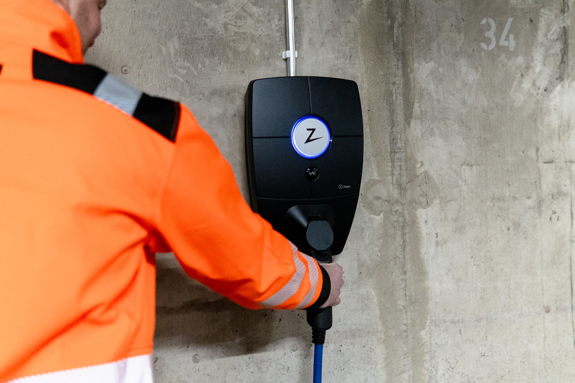 Sähköauton latausaseman asennus – mitä se kattaa ja paljonko se maksaa?