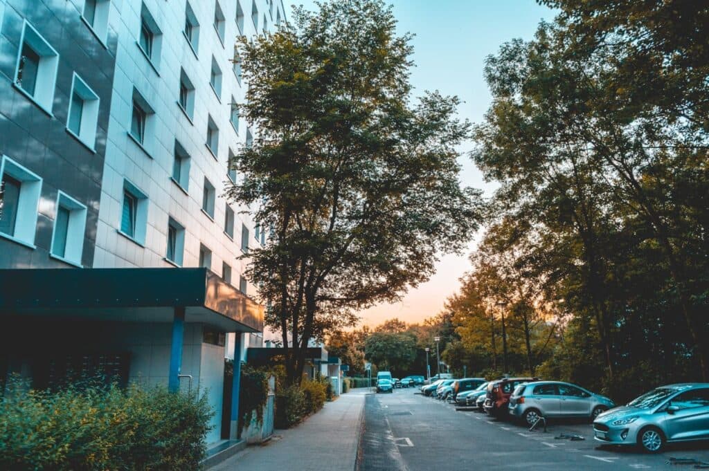 Sähköauton lataus taloyhtiössä – näin rakennat toimivan ja kestävän ratkaisun